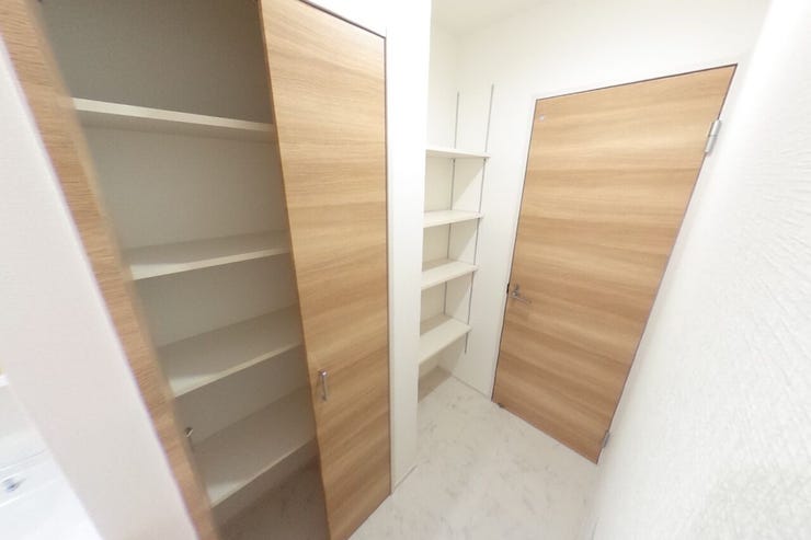 扉付収納の中にも4段の可動棚が備え付けられておりますので、洗面室をスッキリとお使いいただけます。全8段の可動棚はおススメポイントです♪(甲斐市篠原 中古戸建)