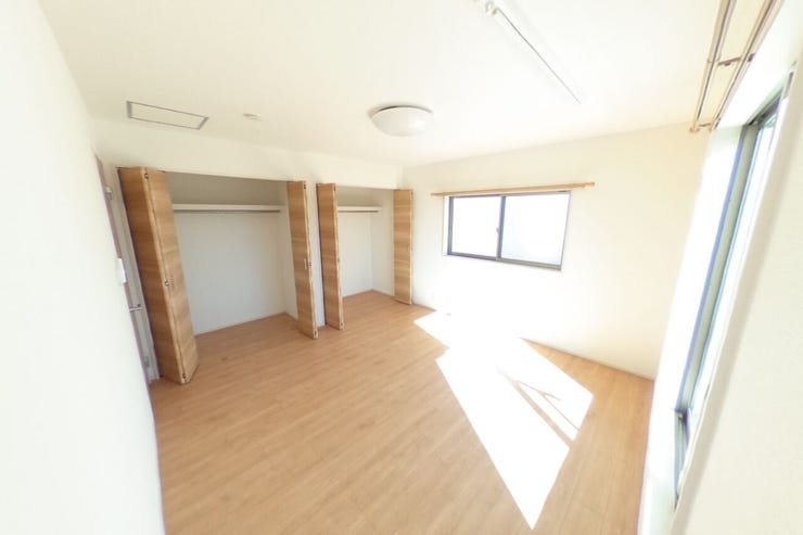 ●8帖洋室●好みの別れない落ち着いた色味のお部屋なので、家具やカーテンの色でお好みの空間にアレンジできます。2つのクローゼットがあり収納充実。主に主寝室としてご使用頂けます。カーテンレール付です♪