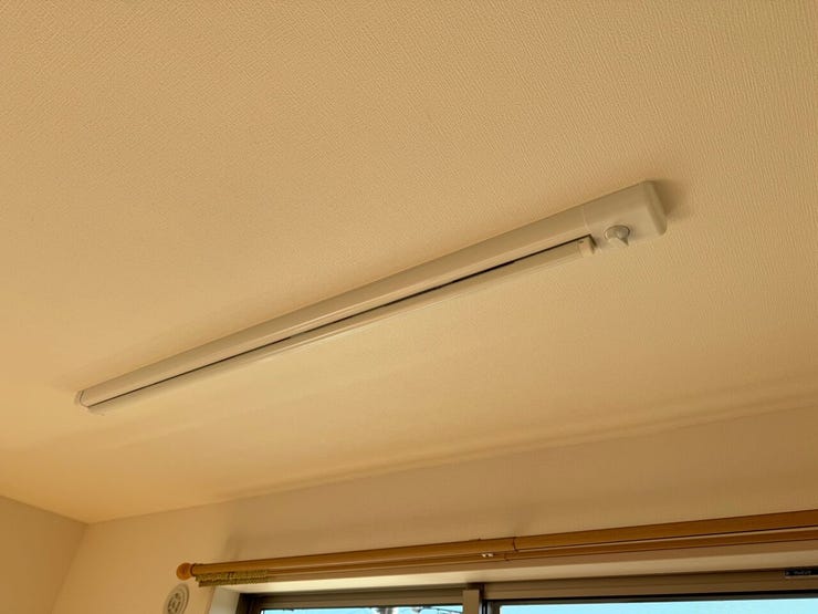 ●8帖洋室室内物干し●主寝室には室内物干しが設置されております♪雨の日のお洗濯干しや花粉の季節にも重宝します。(甲斐市篠原 中古戸建)