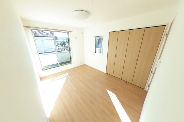 ●南側6帖洋室●お子様部屋にもピッタリのサイズ感です。クローゼット内にはハンガーパイプ付きの棚板がございます。バルコニーへの出入りも出来ます♪カーテンレール付きです(甲斐市篠原 中古戸建)