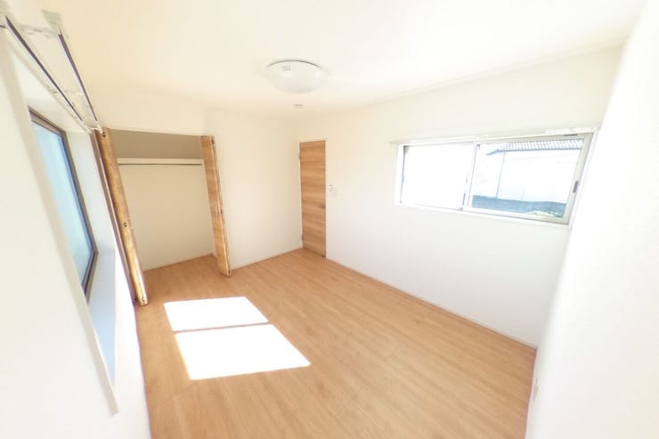 ●北側6帖洋室●お子様部屋にもピッタリのサイズ感です。クローゼット内にはハンガーパイプ付きの棚板がございます。2面採光で明るいお部屋です♪カーテンレール付きです(甲斐市篠原 中古戸建)