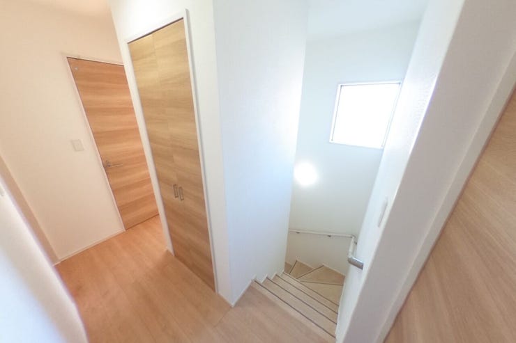 ●2階廊下●2階廊下にも収納がありご家族で共有で使う物やペーパー類等の収納、お掃除用品の収納にも便利です。 階段には手摺りが設置されておりますので昇降の際にも安心ですね♪(甲斐市篠原 中古戸建)