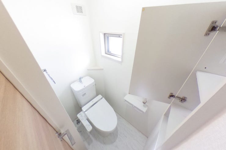 ●2階お手洗い●お手洗いは1階、2階共にウォシュレット機能、手すり、手洗いタンク、タオル掛け、ペーパー類の収納に便利な収納棚がございます。(甲斐市篠原 中古戸建)