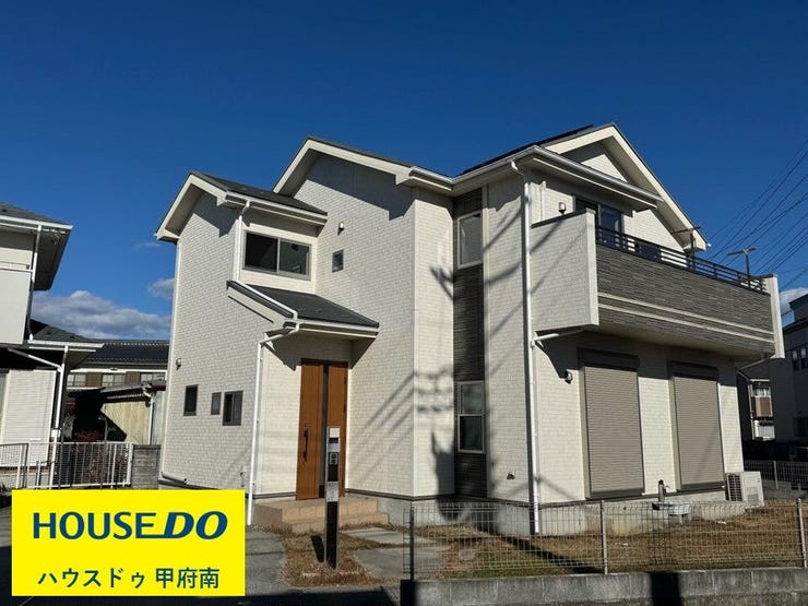 【外観】
築浅・4LDK、オール電化の中古住宅♪太陽光発電システム搭載、蓄電池完備!駐車スペースは2台分、土間コンクリート施工!芝生の庭スペースもございます。ワイドバルコニーはお洗濯物干しやお布団干しにも充実♪