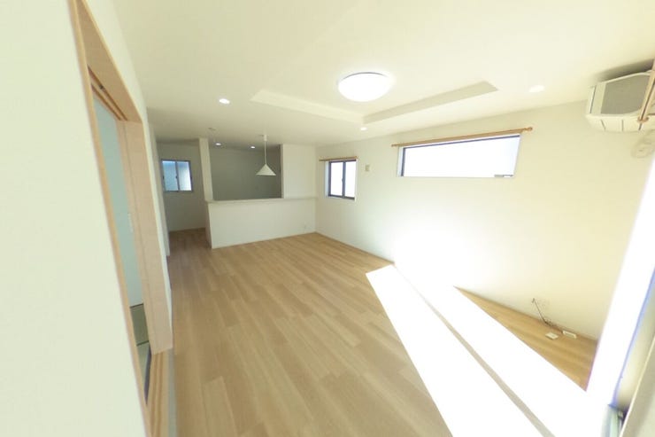 広々18帖のLDKはリビングスペース・ダイニングスペースと分けてお使いいただいてもゆとりある広さです。リビング全体を見渡せる対面キッチンで小さなお子様のいらっしゃるご家庭にも安心です(甲斐市篠原 中古