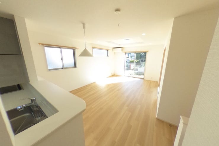 広々18帖のLDKはリビングスペース・ダイニングスペースと分けてお使いいただいてもゆとりある広さです。リビング全体を見渡せる対面キッチンで小さなお子様のいらっしゃるご家庭にも安心です(甲斐市篠原 中古