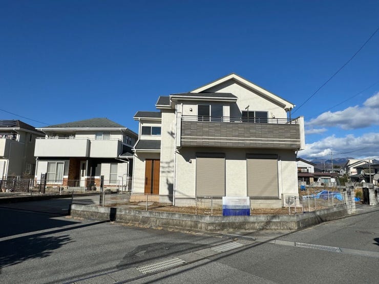 2面道路に接する角地で陽当たり良好です♪出入口の幅員は約6mでお車の入出庫もスムーズに行えます。(甲斐市篠原 中古戸建)