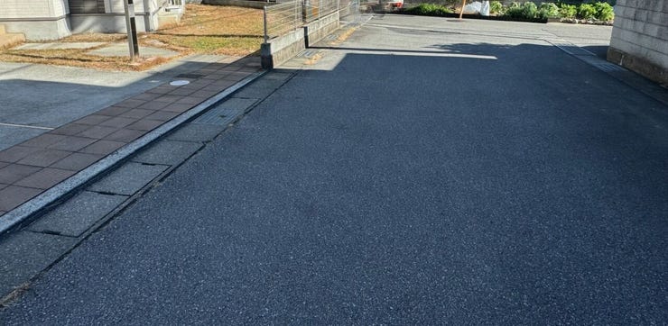 2面道路に接する角地で陽当たり良好です♪出入口の幅員は約6mでお車の入出庫もスムーズに行えます。(甲斐市篠原 中古戸建)