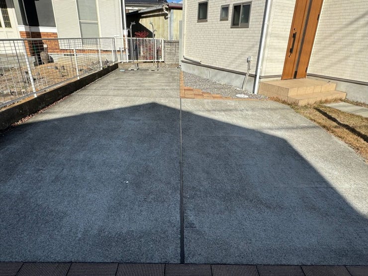 駐車スペースには普通車2台並列駐車が可能です。車種によっては3台可能です♪(甲斐市篠原 中古戸建)