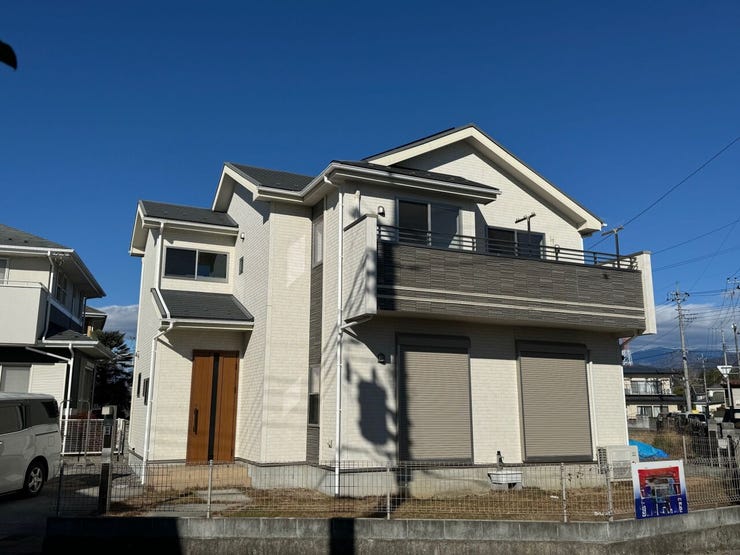 築浅・4LDK、オール電化の中古住宅♪太陽光発電システム搭載、蓄電池完備!駐車スペースは2台分、土間コンクリート施工!芝生の庭スペースもございます。ワイドバルコニーはお洗濯物干しやお布団干しにも充実♪