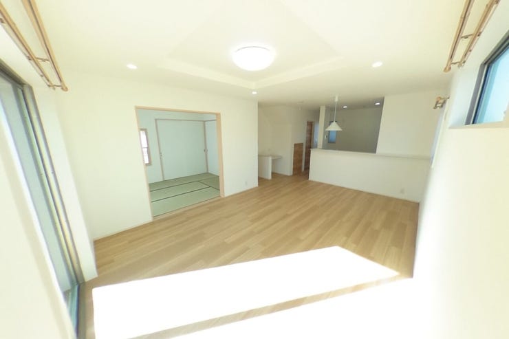 広々18帖のLDKはリビングスペース・ダイニングスペースと分けてお使いいただいてもゆとりある広さです。リビング全体を見渡せる対面キッチンで小さなお子様のいらっしゃるご家庭にも安心です(甲斐市篠原 中古