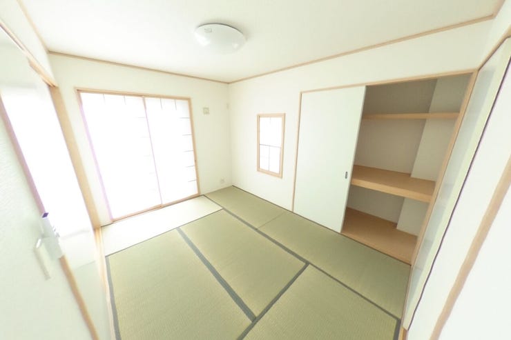 リビング横の6帖の和室は、家事の合間の休憩スペースや接客スペース、お子様のお昼寝スペース等様々なスタイルでお使い頂けます♪(甲斐市篠原 中古戸建)