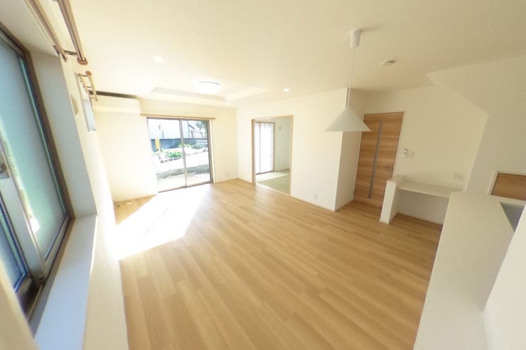 リビング横には6帖の和室があり、家事の合間の休憩スペースや接客スペース、お子様のお昼寝スペース等様々なスタイルでお使い頂けます♪カーテンレール・エアコン付きです♪