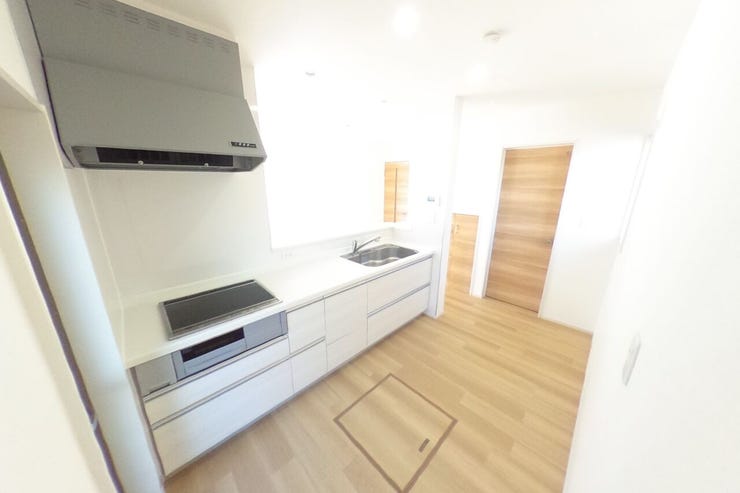 白を基調とした明るいキッチンは、リビング全体を見渡せる対面キッチンです♪小さなお子様のいらっしゃるご家庭にも安心です♪背面にカップボードを置いてもゆとりある広さです♪(甲斐市篠原 中古戸建)