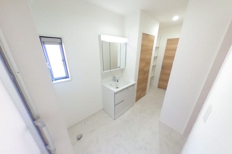 白を基調とした明るい洗面室はゆとりあるサイズです♪洗面台の鏡面裏は収納となっております。リビング・廊下の双方から出入りができ家事動線も◎♪両扉は鍵付きとなっておりますので、入浴時も安心して脱衣出来ます