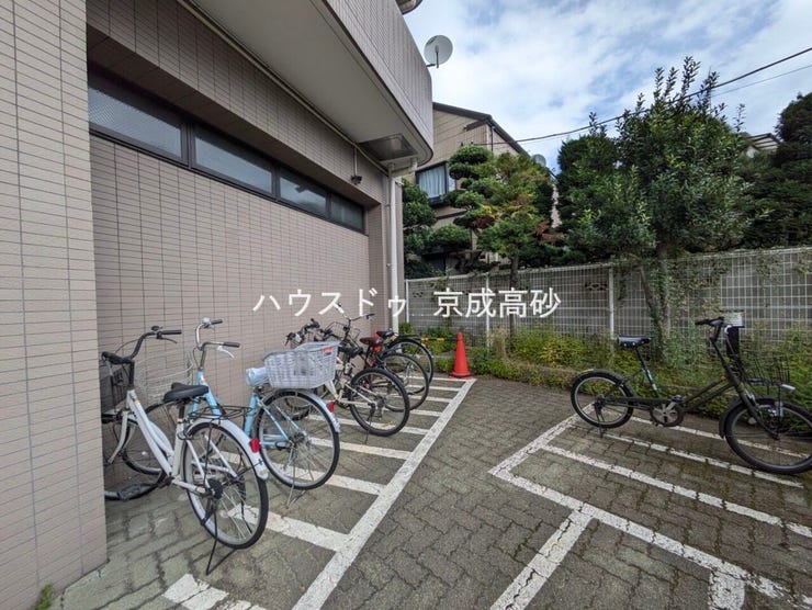 きちんと整備された駐輪場。住む方の心遣いが感じられます。空き状況は、お気軽にお問合せください。