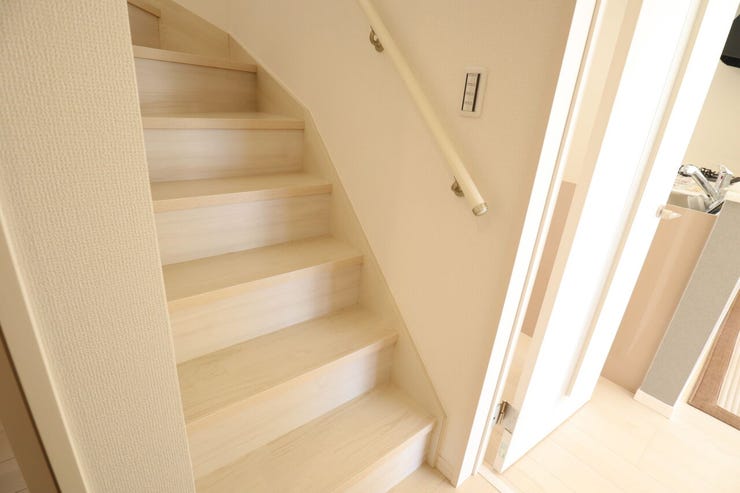 ◇階段◇ 同仕様
手すり付きの階段♪
段差を緩やかに設計していますので、小さなお子様やご年配の方にも安心です♪