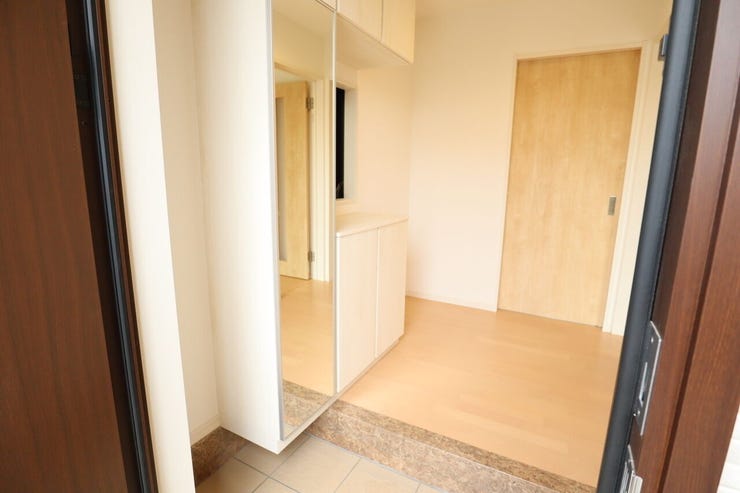 ◇玄関◇ 同仕様
シューズボックス付きの玄関♪
玄関がスッキリとお使いいただけます♪