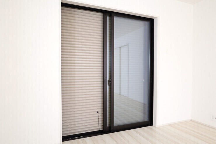○シャッター雨戸○ 同仕様
開閉に力が要らないシャッターを採用しています♪
外出時や旅行時の防犯、台風など雨風の強い日にも安心ですね♪