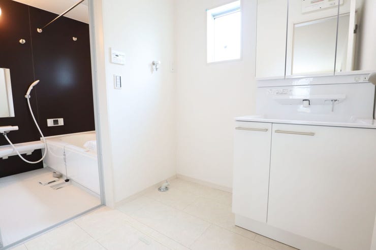 ◇洗面所◇ 同仕様
シャワー付き洗面化粧台♪
三面鏡付で朝の身支度もラクラクです♪