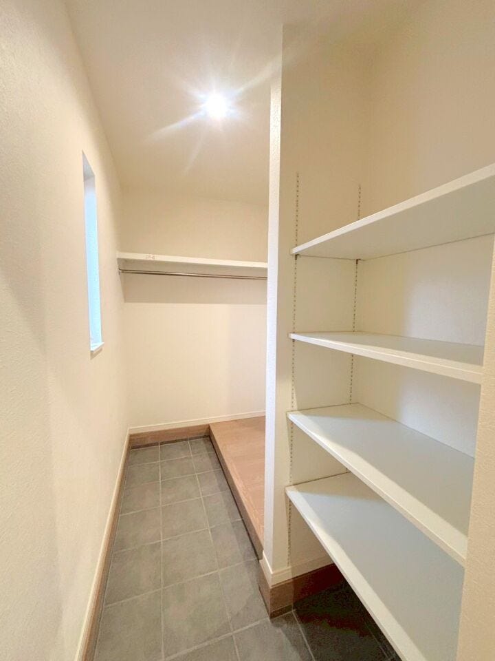 SICがあり靴だけでなく、傘、ゴルフバッグ、アウトドア用品、ベビーカーなど、外で使うアイテムをまとめて収納できます。