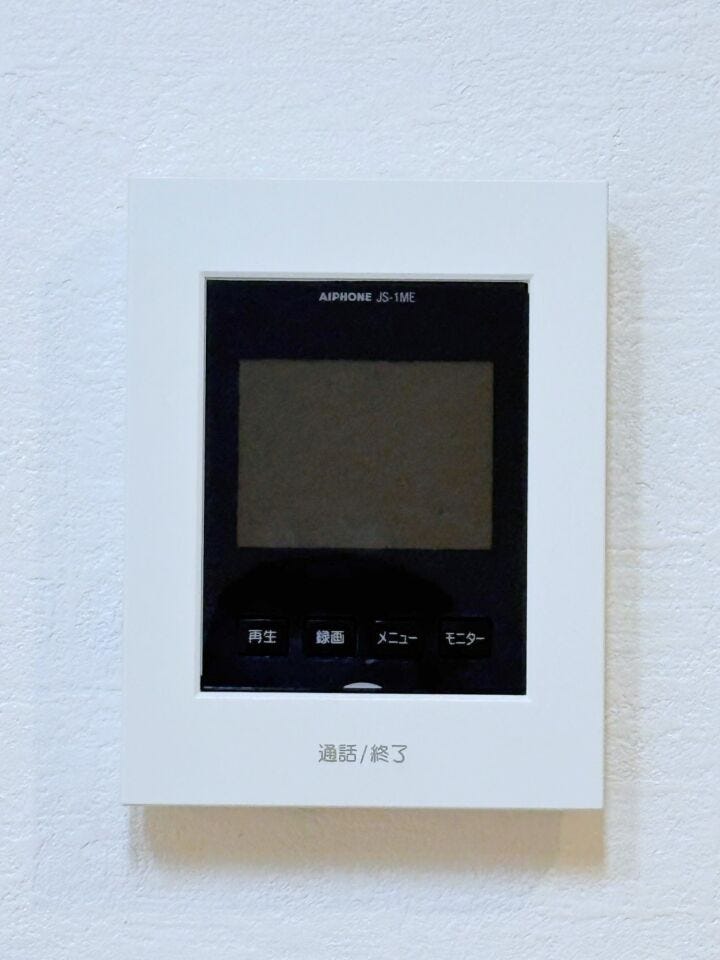 モニター付きインターホンはドアを開ける前にモニターで訪問者の顔を確認できるため、安全性が向上します。