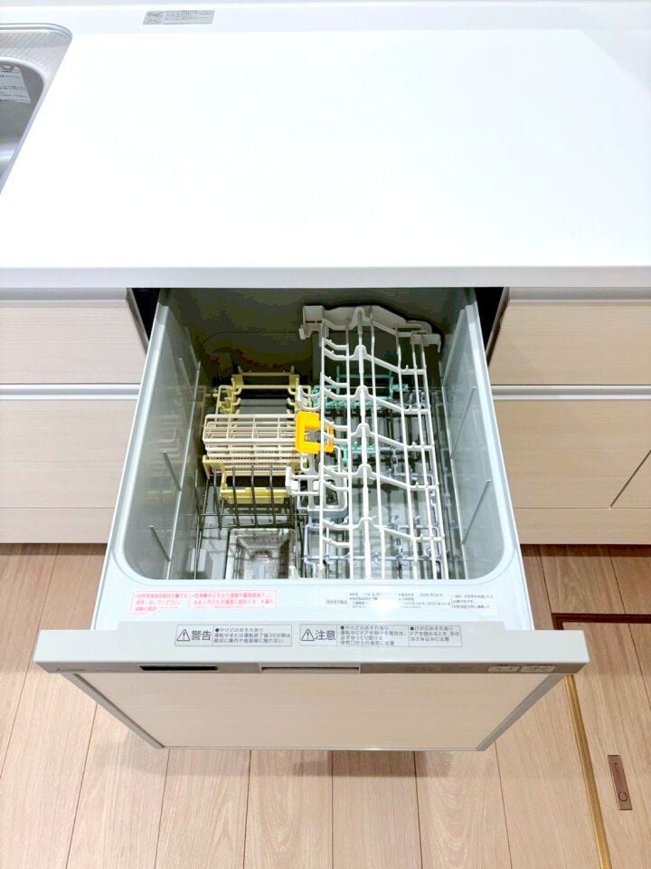 手洗いに比べて、食洗機は使用する水の量を大幅に節約できます。一度の洗浄で使う水は、手洗いに必要な量の3分の1以下とも言われています。