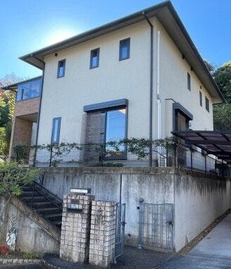 【外観】
「富雄駅」よりバス乗車14分、バス停「奈良帝塚山ヒルズ」より徒歩3分の立地◎