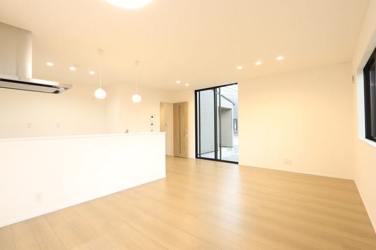 17.1帖の広々LDK!
ダウンライト照明が部屋全体をおしゃれに見せる、明るいリビングです!