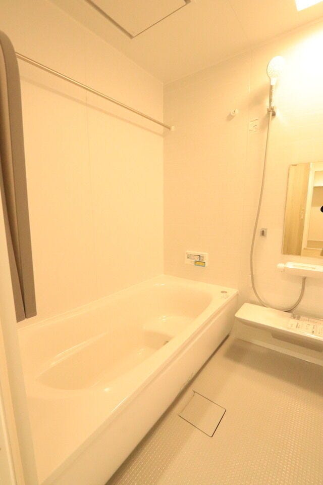 1坪タイプのお風呂。お子さんと入浴してもゆとりがあります!
腰掛のある浴槽なので半身浴も楽しめて、小さなお子さんの足場にもなって安心です。