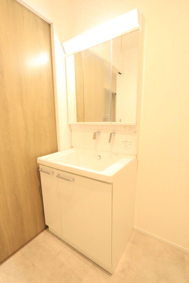 3面鏡付き洗面台のある洗面所。
収納スペースが多く、歯ブラシやメイク道具も入れられて、使い勝手のいい洗面台です!