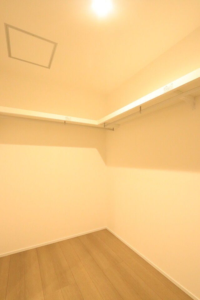 ポール付きの大容量収納!
棚付きだからバッグや帽子も収納OK!
季節ごとの服の入れ替えも不要です。