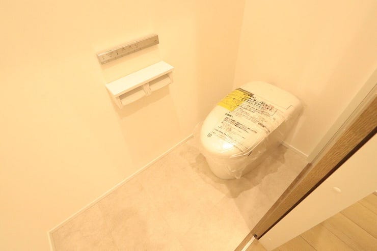 スタイリッシュなタンクレストイレ。
白が基調で清潔感のあるトイレです。