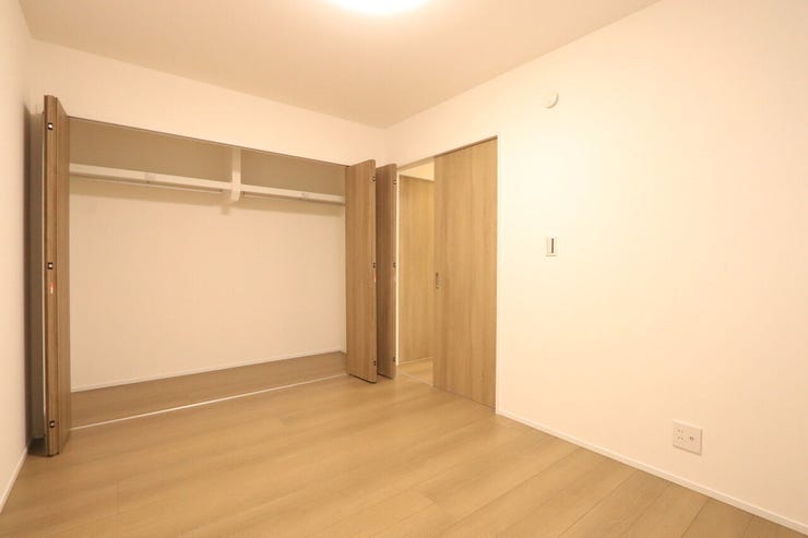 6帖の主寝室。
キッチン横の扉からすぐ近く!収納も充実しています。