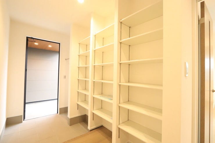 玄関の戸を開けると縦3列のシューズクロークがお出迎え。
大容量収納で、来客時も安心の玄関です!