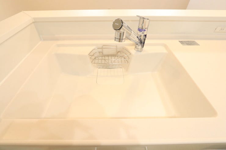 人工大理石のシンク。
音が静かで水垢が目立ちにくく、お手入れが簡単です♪
ホワイトの色味で明るい雰囲気のキッチンです!