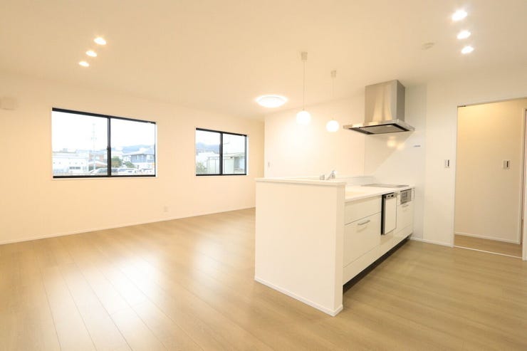 キッチンから見渡せる広々としたリビング。