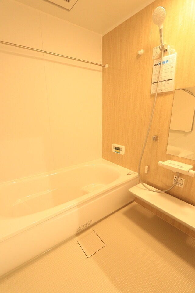 1坪タイプのお風呂。お子さんと入浴してもゆとりがあります!
腰掛のある浴槽なので半身浴も楽しめて、小さなお子さんの足場にもなって安心です。