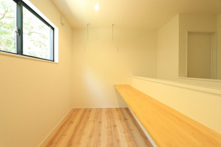 2階のサンルーム。物干し坊は2本設置できます!
室内物干しにもいいですが、お子さんの宿題スペースや、ワークスペース、家族団らんの場所にもなって楽しい空間です。