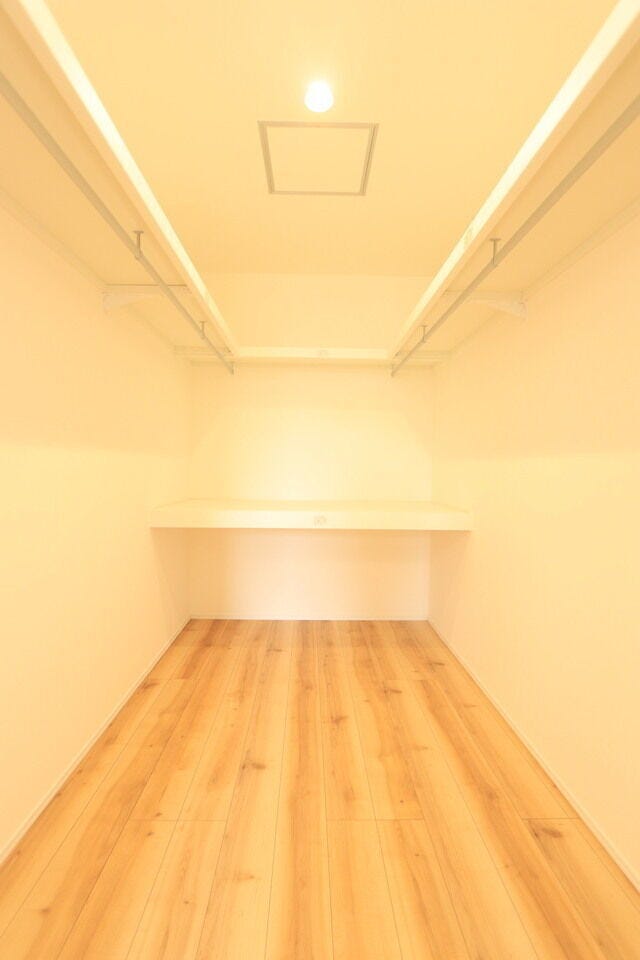 主寝室にもポール付きの大容量収納を完備!
ご夫婦で使うにも十分な広さがあります♪