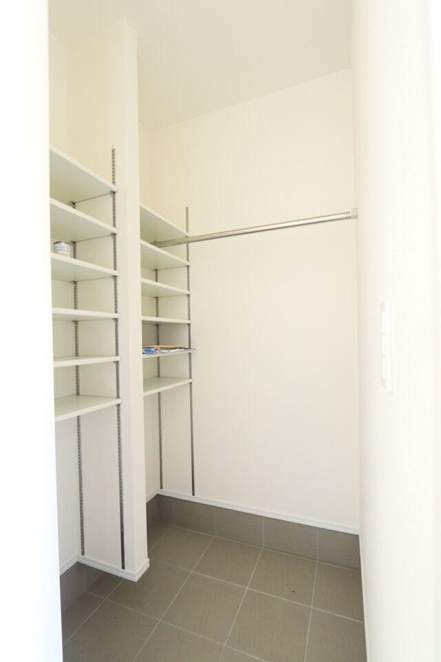 玄関にシューズインクロークを完備。
ポール付きで傘やレインコートなどのアイテムも保管できます!
室内に持ち込む必要がなくていいですね♪
