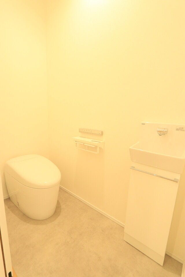 手洗い場付きでスタイリッシュなタンクレストイレを採用。
白が基調で清潔感のあるトイレです。