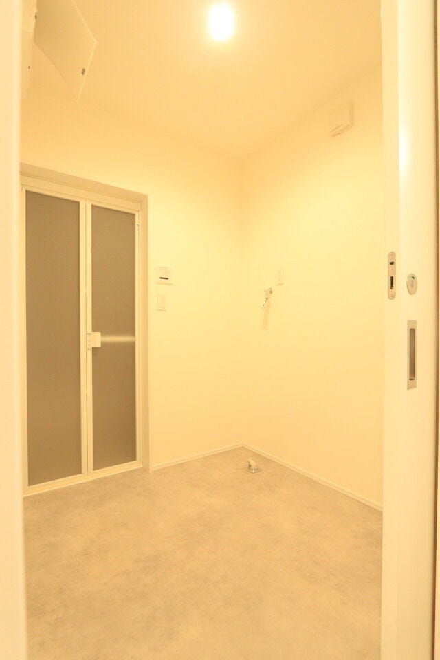 浴室隣の、ゆとりのある脱衣所。
洗濯機以外に収納も置けるスペースがあります!
浴室暖房乾燥機付きで、冬場は体を冷やさず、雨の日の洗濯物も安心です♪