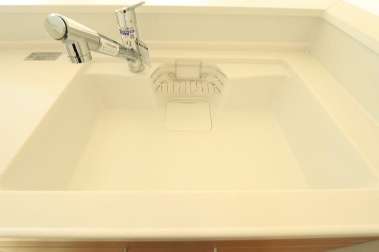 人工大理石のシンクは音が静かで水垢が目立ちにくく、お手入れが簡単です♪