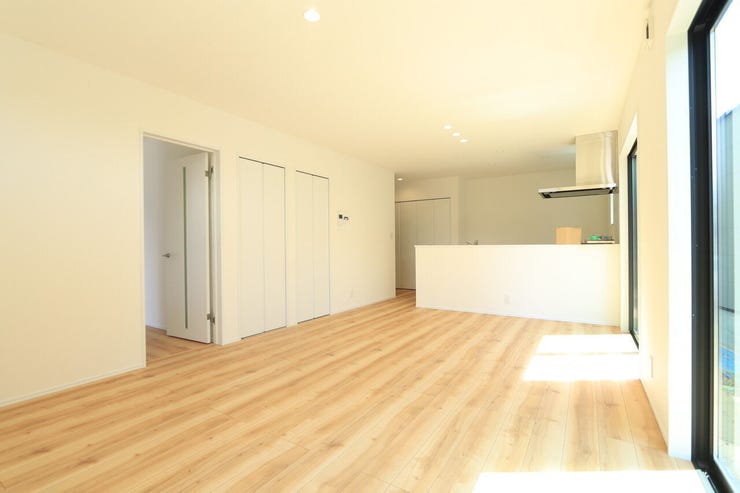 17.7帖のゆとりあるLDK。
南側の大窓から日差しの入る、穏やかな空気の流れるリビングです♪