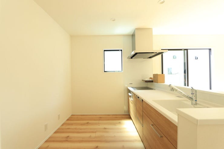 ウッド調のキッチンであたたかみのあるキッチンです。
対面キッチンでお料理をしながら家族とコミュニケーションがとれます!