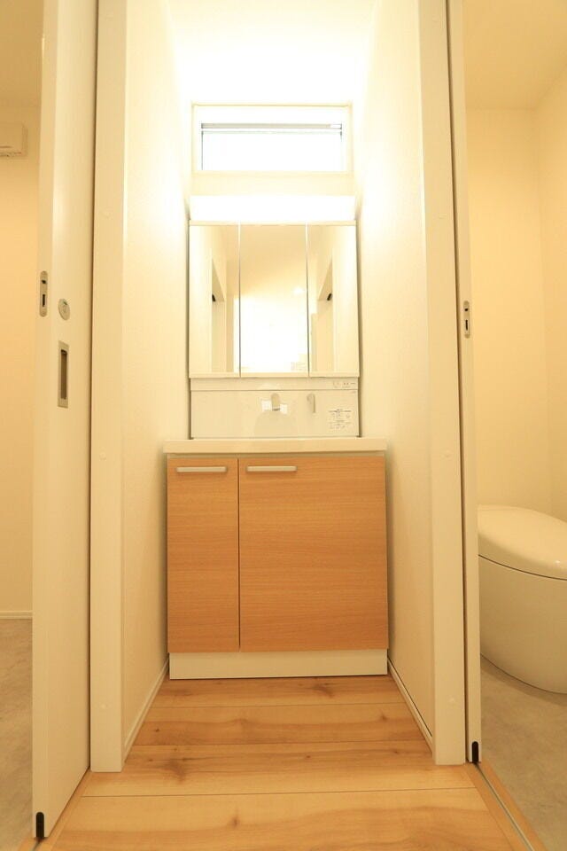 トイレと脱衣場の間に洗面台を完備。
収納スペースが多く、歯ブラシやメイク道具も入れられて、使い勝手のいい洗面台です!