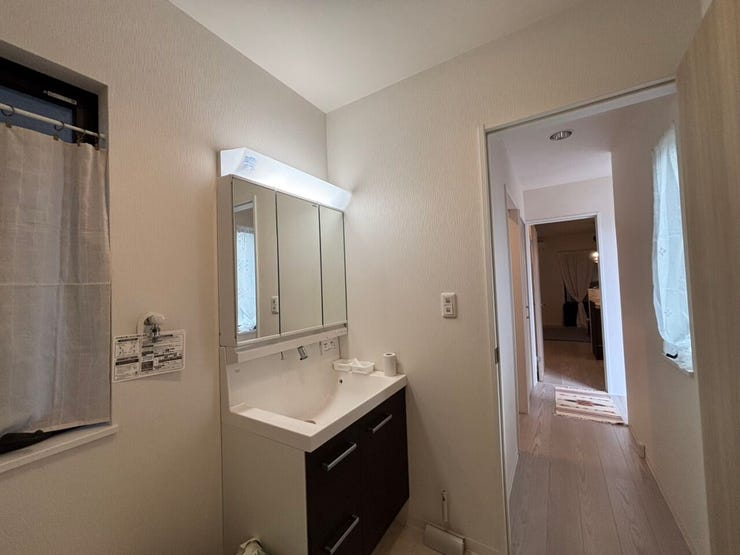 ◆鏡の裏にも収納スペースがあり、歯ブラシや化粧品などの小物類もスッキリ片付きます♪