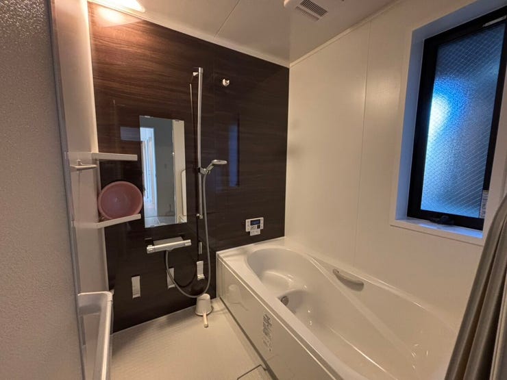 ◆浴室には小窓が付いていますので、換気ができ、清潔感を保つことができます。1日の疲れを癒す空間はいつでも綺麗にしていたいですよね(^^)