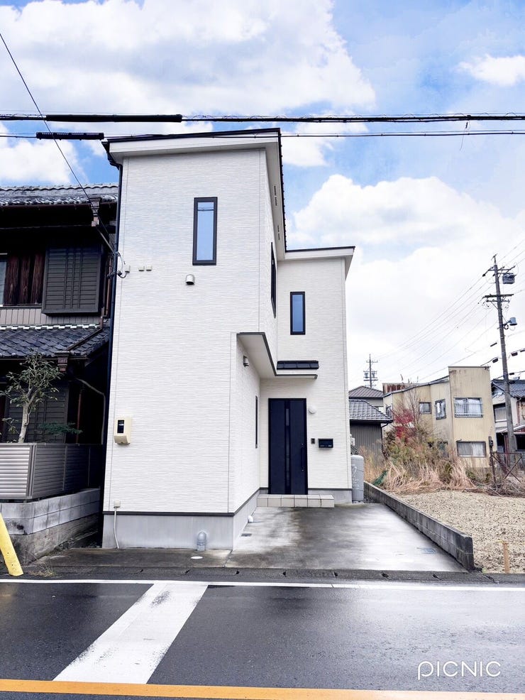 【外観】
◆スーパーが徒歩2分の場所にあるので、お買い物に便利♪
◆◆駐車場1台可能です